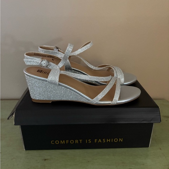 IDIFU Women's Shimmering Silver Sandals NWT - Picture 3 of 7
